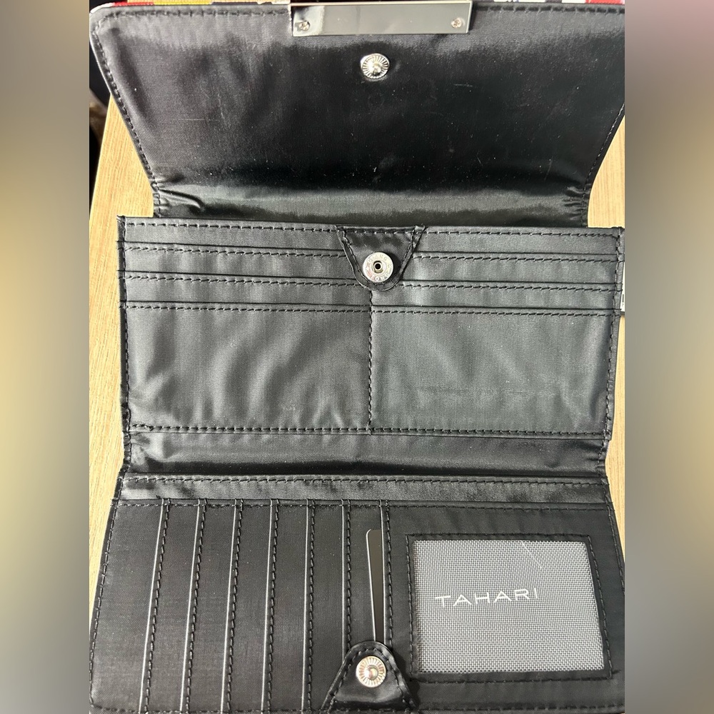 NWT Tahari Floral Patterned Tri-fold Wallet - Picture 4 of 4